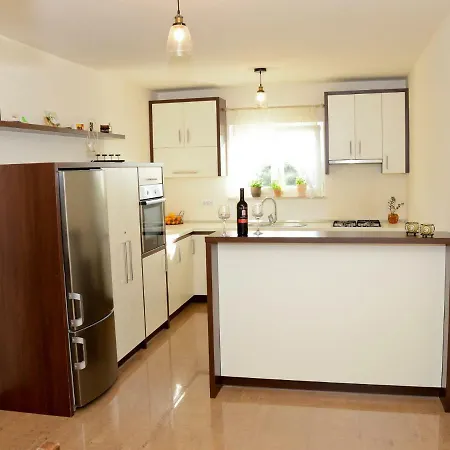 Spacious In With Terrace Apartamento Ljubač